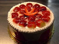 Mevsim Çilekleriyle Zenginleştirilmiş 4-6 Kişilik Yaş Pasta